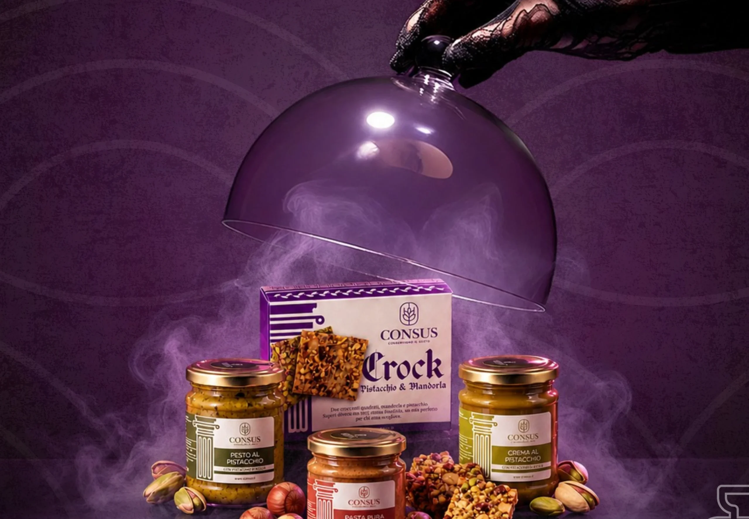 Crock pistacchio e mandorla e creme Consus sotto una campana di vetro con fumo viola