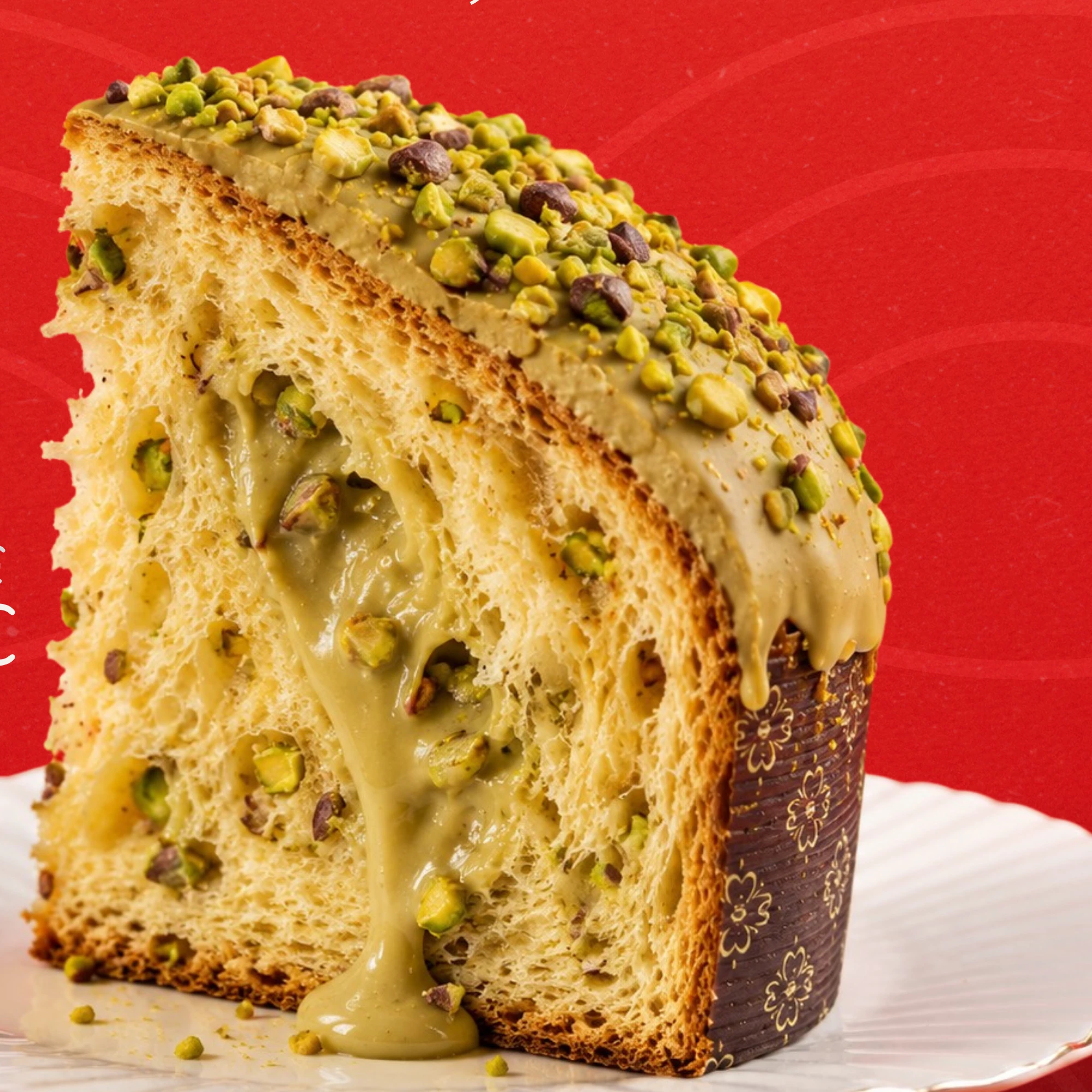 Fetta di panettone al pistacchio con crema di pistacchio
